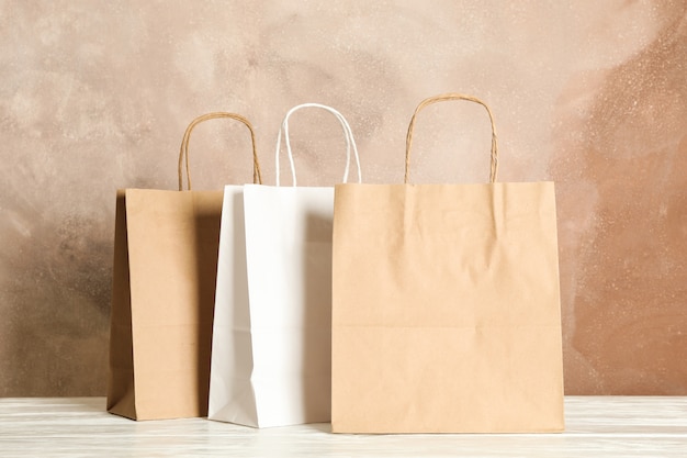 Sacs en papier sur tableau blanc contre brown