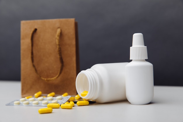 Sacs avec des pilules et des médicaments sur la table achetant des médicaments en ligne concept