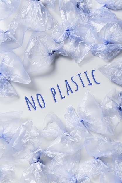 Photo sacs en plastique et mots utilisés pas d'emballages en polyéthylène plastique sur fond clair mode de vie durable