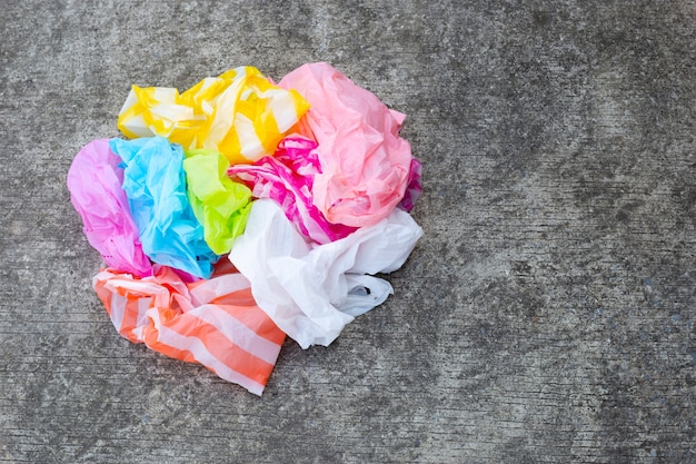 Photo sacs en plastique usés sur un sol en ciment