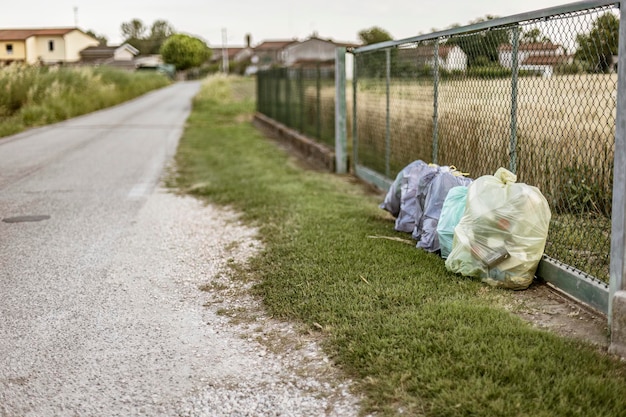 Sacs poubelles abandonnés au bord de la route