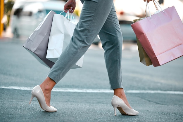 Sacs à provisions femme cliente et talons d'une fille dans une rue de la ville de New York avec sac de vente Mall boutique de mode au détail et rabais de magasin avec une femme marchant en plein air après une visite dans une boutique de luxe