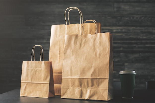 Sacs à provisions marron et devant du café