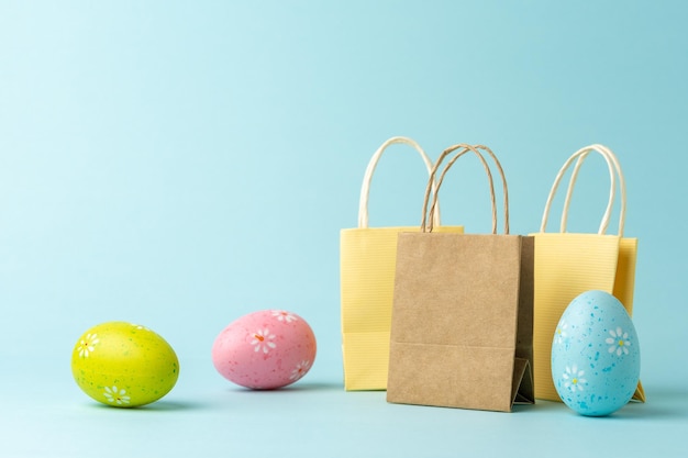 Sacs à provisions avec des oeufs de Pâques sur fond bleu