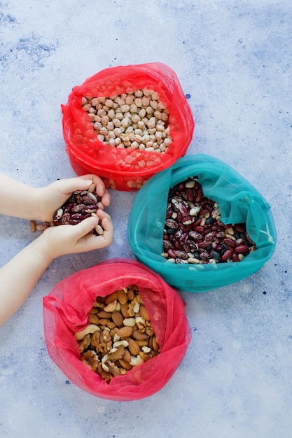 Sacs réutilisables écologiques avec de la nourriture