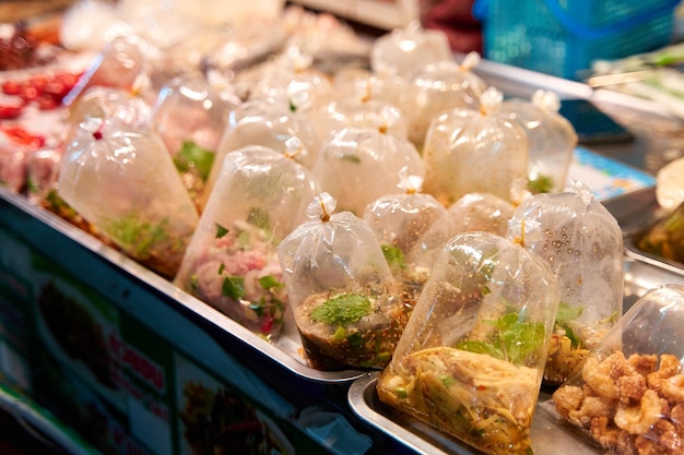 Sacs de soupe et de nourriture liquide sur un marché de rue en Thaïlande