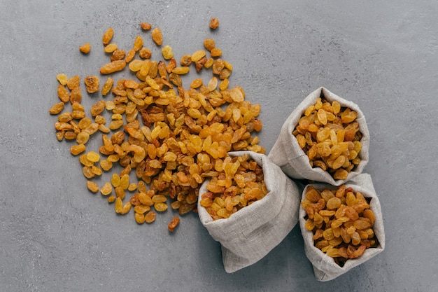 Sacs de toile de jute avec raisins secs secs renversés