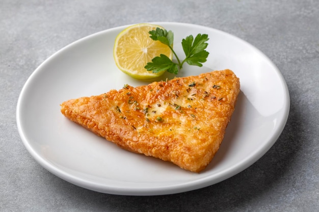 Saganaki est une délicatesse grecque de fromage frit.