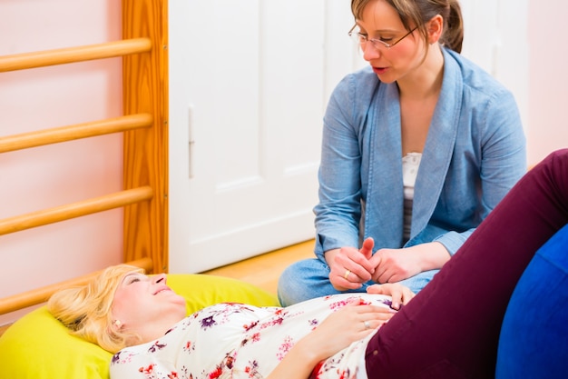 Photo sage-femme donnant aux femmes enceintes des soins prénatals pour l'accouchement dans la pratique