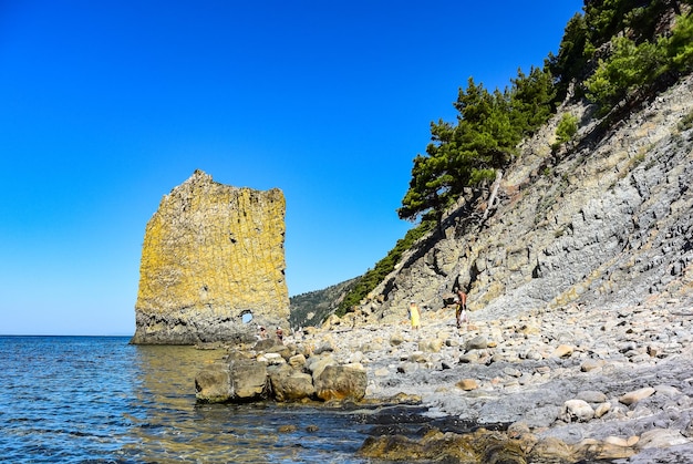 Saillike rock géant nommé Parus sur la côte de la mer Noire des montagnes du Caucase Gelendzhik Russie