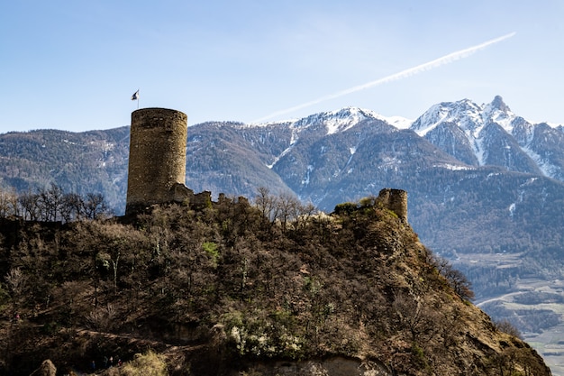 Saillon Suisse Château de Saillon Pierre Avoi et vignobles au printemps randonnée Farinet