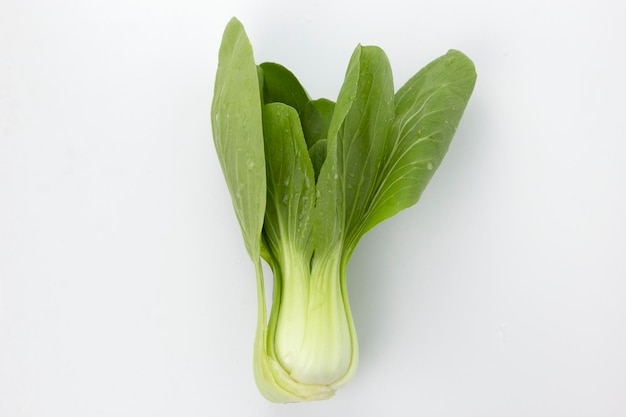 Un sain Légumes verts isolé sur fond blanc