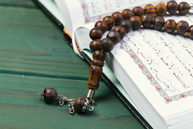 Le Saint Coran ouvert avec des perles tasbih