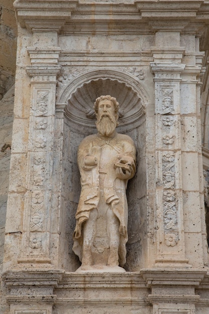 Saint sur la façade de l'église St Mary Morella Espagne