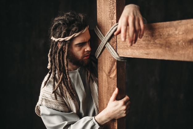 Saint Jésus Christ avec crucifixion sur fond noir