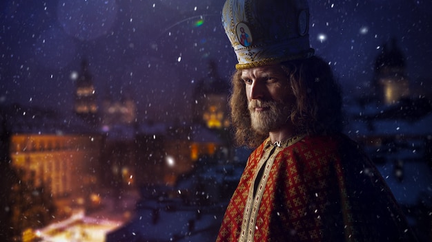 Saint nicolas sinterklaas santa néerlandais sur le toit de la ville d'hiver de nuit