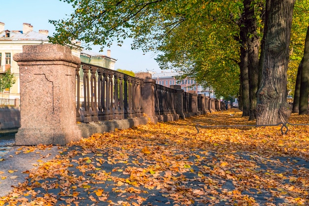 Saint-Pétersbourg, remblai du canal Griboïedov en automne . Place Saint-Nicolas.