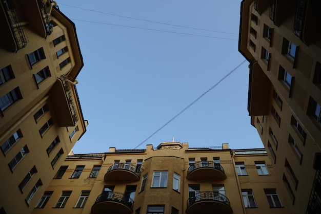 Photo saint-pétersbourg russie 19 août 2022 murs d'immeubles à plusieurs étages les maisons sont situées à proximité les unes des autres construction d'immeubles de grande hauteur architecture de la ville