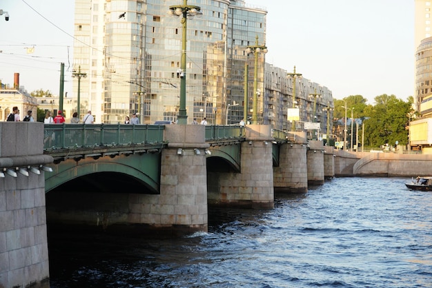 Photo saint-pétersbourg russie 19 août 2022 pont sampsonievsky un pont-levis sur la grande nevka à saint-pétersbourg