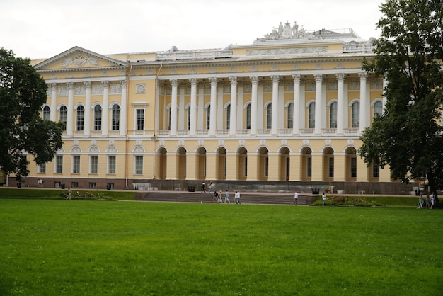 Photo saint-pétersbourg russie 20 août 2022 château saint-michel château mikhailovsky ou château des ingénieurs en été saint-pétersbourg