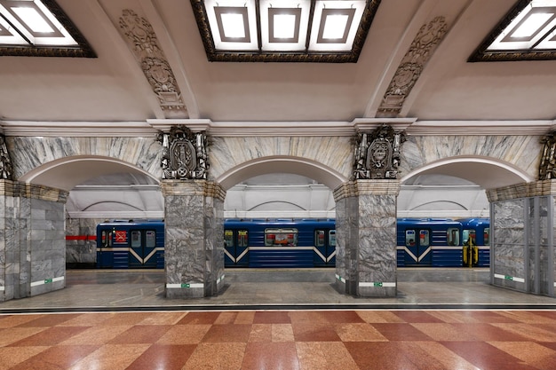 Photo saint-pétersbourg russie 24 décembre 2021 intérieur de la station de métro kirovskiy zavod