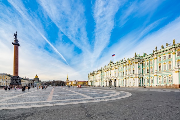 Saint-Pétersbourg, Russie - 6 novembre 2019 : Palais d'hiver, musée de l'Ermitage et colonne Alexandre. Saint-Pétersbourg. Russie.