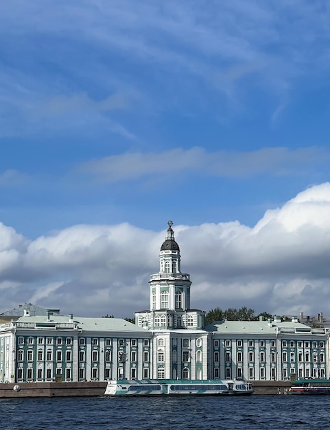 Saint-Pétersbourg Russie Kunstkamera sur la rivière Neva