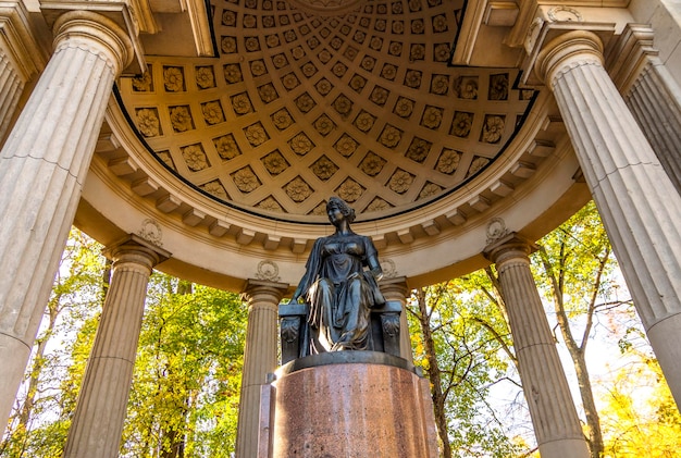 Saint-Pétersbourg Russie octobre 2022 Monument à l'impératrice Maria Feodorovna dans le parc Pavlovsky