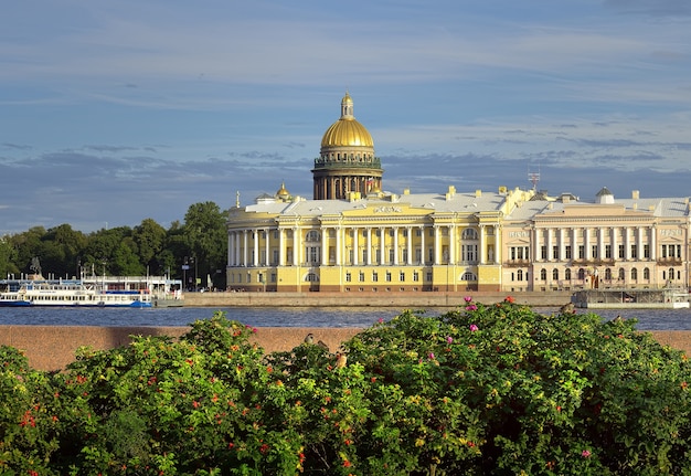 Saint-Pétersbourg Russie09032020 Place du Sénat sur la Neva Le bâtiment du Sénat