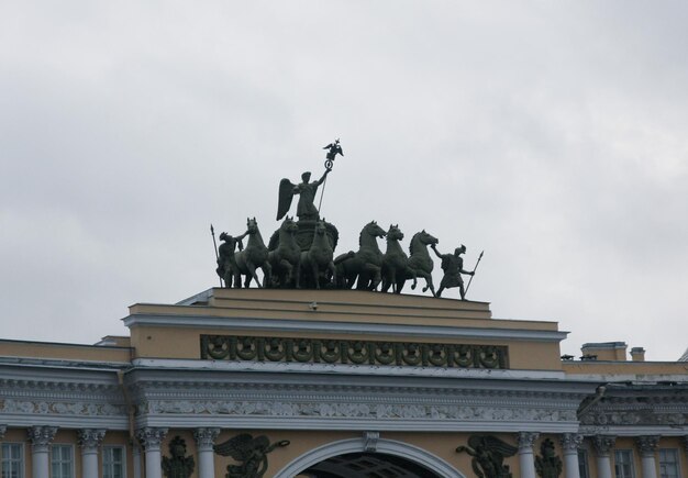 Saint-Pétersbourg Russsia Bâtiment de l'état-major général qui est centré sur un double