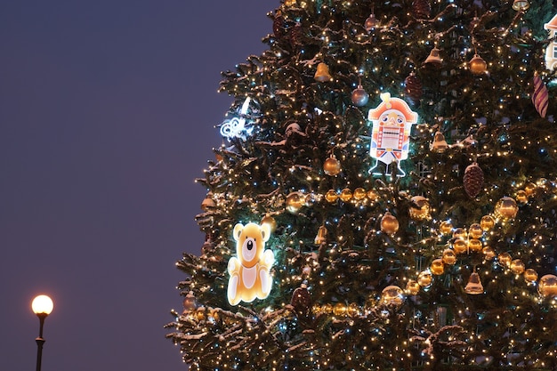 Saint-Pétersbourg en vacances de Noël. Sapin de Noël décoré.