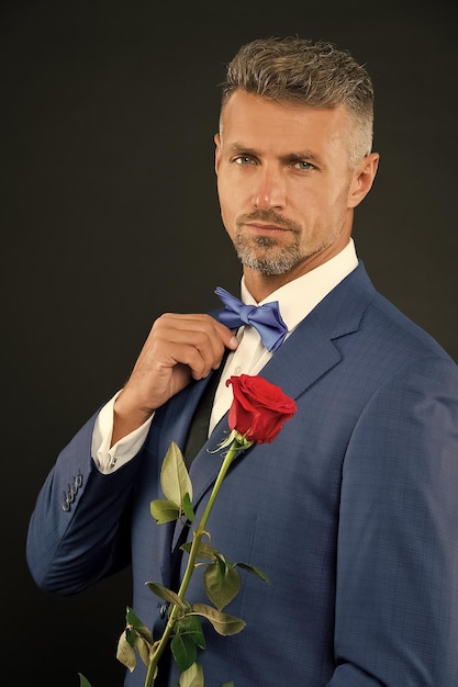 Photo saint valentin et anniversaire services de rencontres comment être romantique concept perfectionniste gentleman romantique homme mature macho confiant avec cadeau romantique beau mec rose fleur rendez-vous romantique