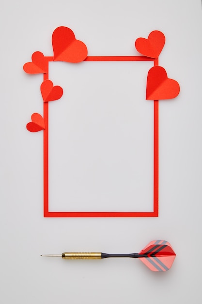 Saint Valentin aux fléchettes rouges et au coeur de papier