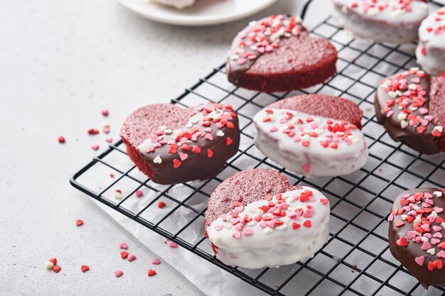 Saint Valentin Biscuits en velours rouge ou brownie en forme de coeur dans un glaçage au chocolat sur fond rose romantique Idée de dessert pour la Saint Valentin Fête des mères ou de la femme Savoureux gâteau fait maison pour les vacances