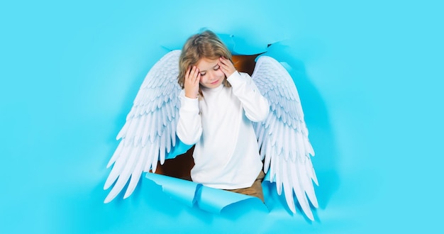 Saint valentin blonde enfant mignon dans les ailes d'ange cupidon garçon enfant angélique dans la bannière de trou de papier