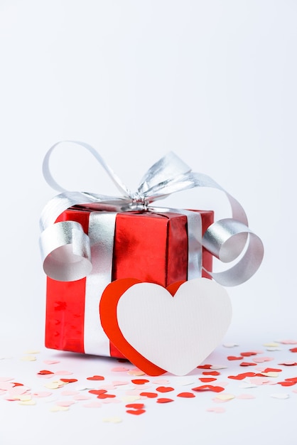 Saint Valentin et boîte de cadeau et forme de coeur de papier