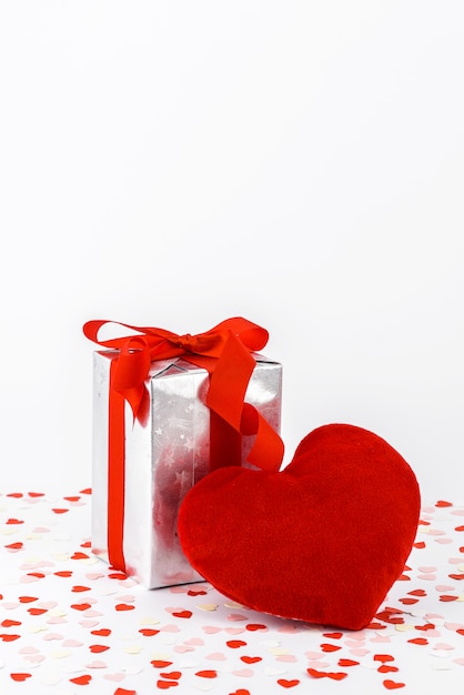 Saint Valentin et boîte-cadeau et oreillers en forme de coeur