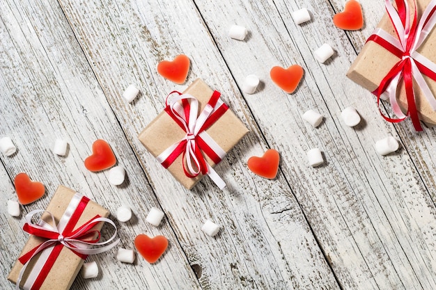 Saint Valentin bonbons coeurs guimauves et boîte de cadeaux en papier kraft