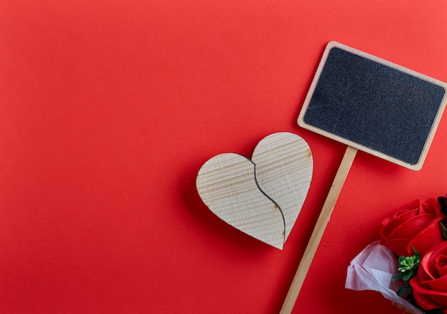 Saint Valentin coeur en bois sur fond rouge
