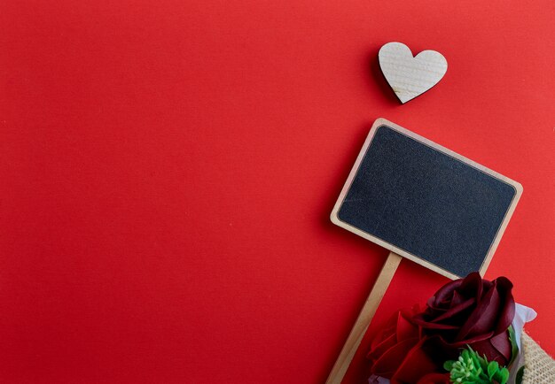 Saint Valentin coeur en bois sur fond rouge