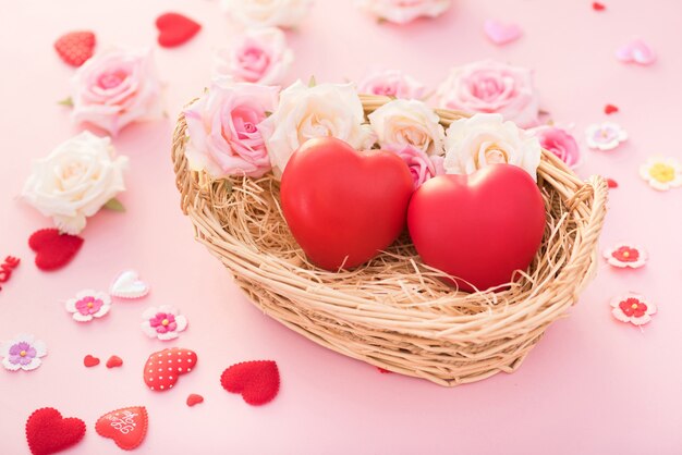 Saint Valentin Coeur rouge dans un panier de roses