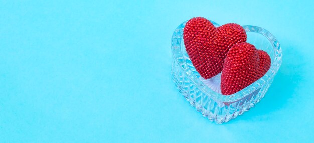 Saint Valentin. Coeur rouge sur les planches bleues. La Saint-Valentin. Pendentif coeur. Coeur rouge. Espace pour le texte.