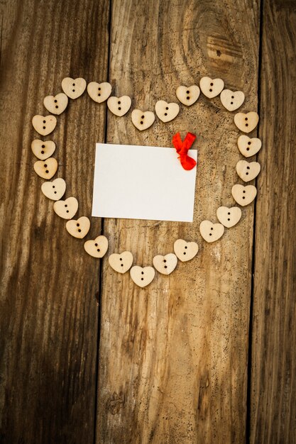 Photo saint valentin, coeur sur table en bois