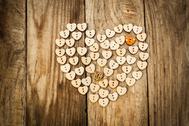 Photo saint valentin, coeur sur table en bois