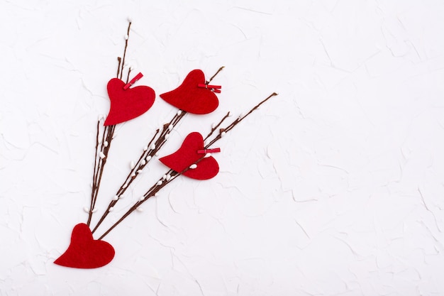 La Saint-Valentin. Coeurs rouges en feutre sur les branches de saule. Espace copie