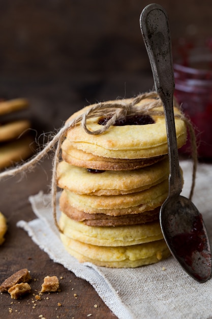 La Saint-Valentin. cookies en forme de coeur sur fond en bois.