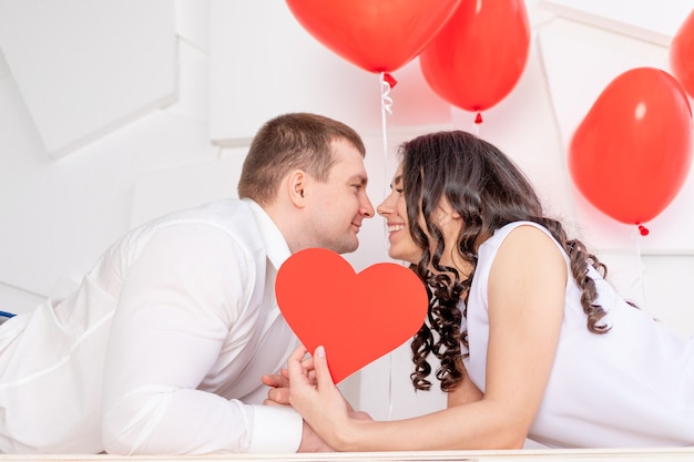 La Saint-Valentin, un couple amoureux s'embrassant se referme avec un coeur