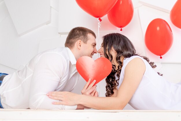 La Saint-Valentin, un couple amoureux s'embrassant se referme avec un coeur
