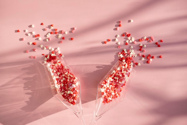 Saint Valentin, deux verres avec des coeurs.