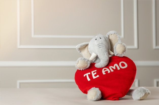 Saint-Valentin, éléphant en peluche mignon tenant coeur,